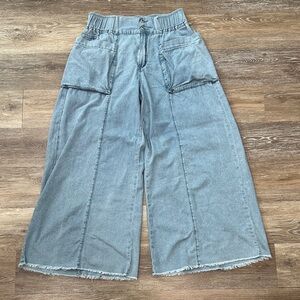 Light Blue Wide-Leg Denim Jeans with Patch Pockets